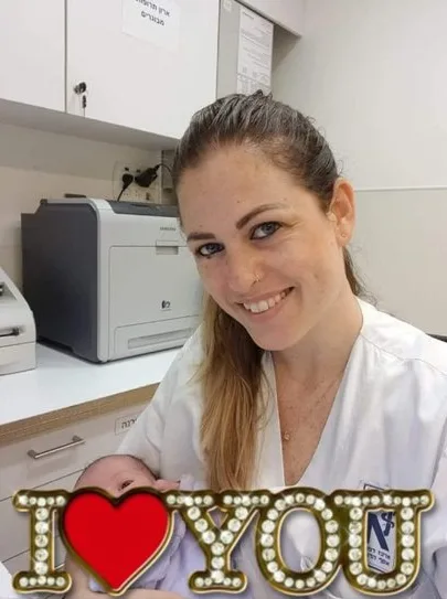 עידית אחות מוסמכת עם תינוק